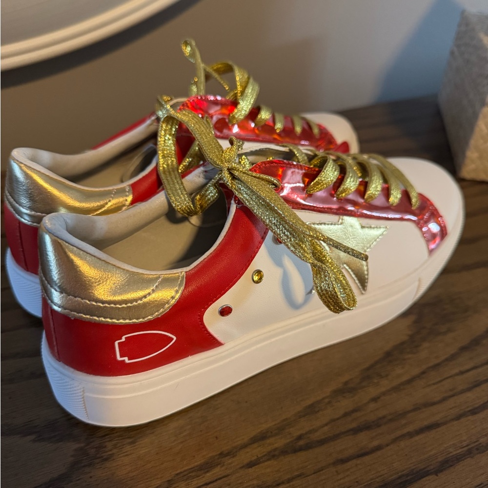 Kansas City Chiefs Stylish Women's Sneakers with Gold and Red Accents - Picture 3 of 5